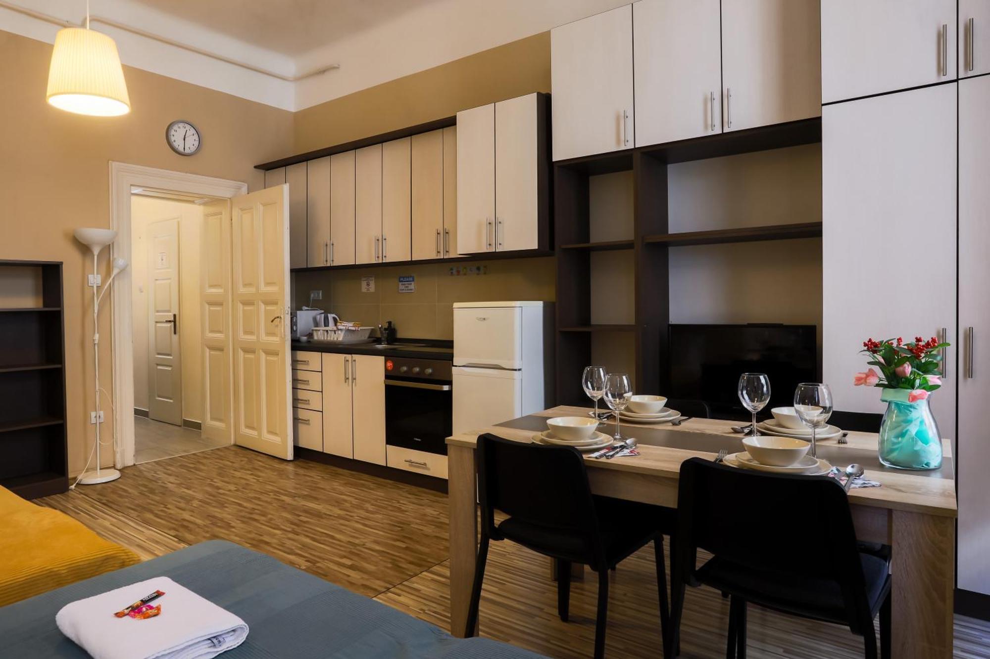 East Station Apartments Budapest Bagian luar foto
